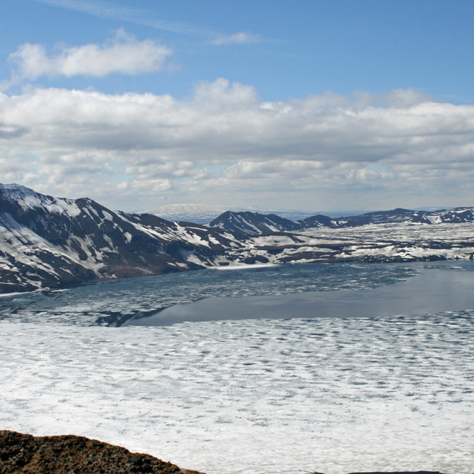 Horft af austurbarmi Öskju yfir Öskjuvatn til Vatnsfells.