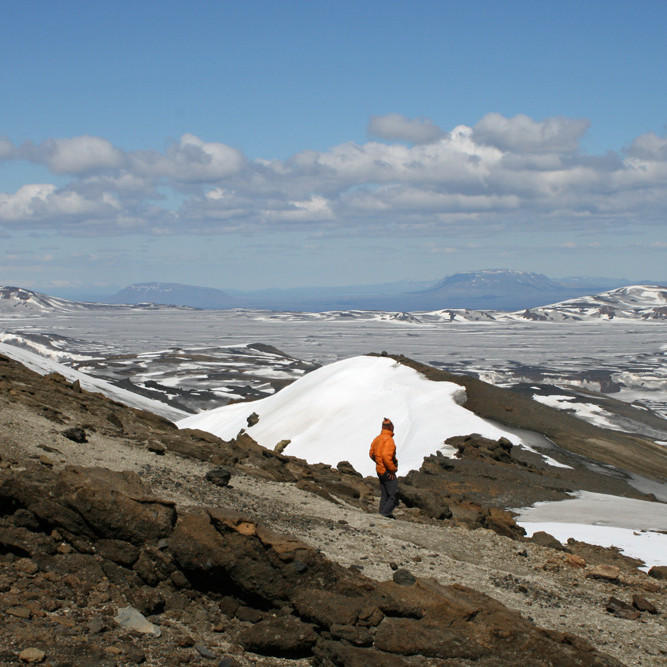 Á austurbarmi Öskju: Horft norður yfir 3ju öskjuna í Dyngjufjöllum.