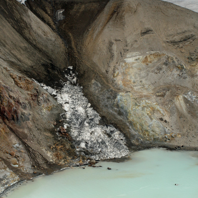 Stórt snjóflóð austan megin í Víti í Öskju.