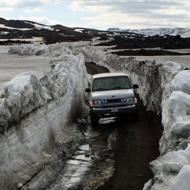 Djúpar snjótraðir á veginum skammt austan við bílastæðið í Öskjuopi.