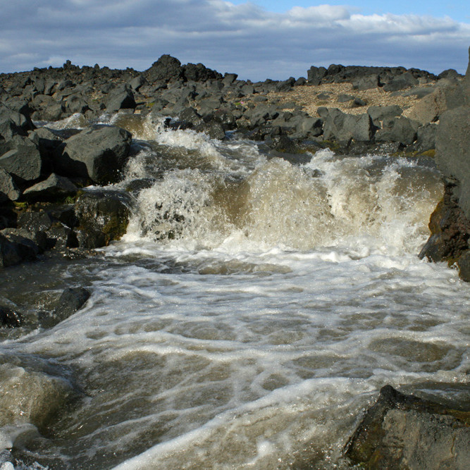 Foss í ánni úr Drekagili, stutt sunnan skálasvæðisins.