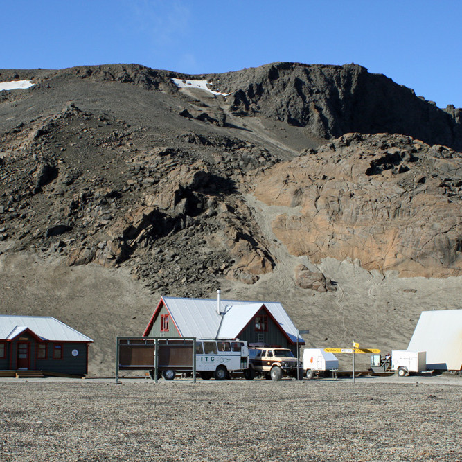 Skálar FFA við Drekagil: Frá v: snyrtihúsið, Nýi-Dreki, Gamli-Dreki.