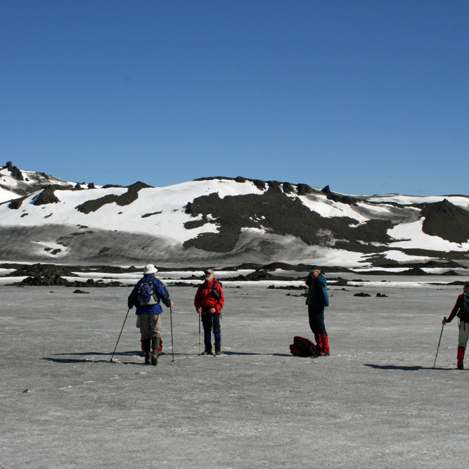 Á leið frá bílastæðinu í Öskjuopi norðvestur að Jónsskarði: Samfelld fönn alla leiðina, ágætt gangfæri.