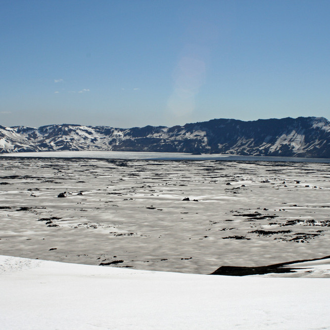 Horft af Jónsskarði suðaustur yfir Öskju til Öskjuvatns.
