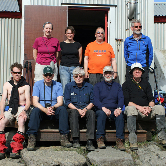 Hópur FFA við Dyngjufell: Aftari röð frá v: Arnheiður, Linda, Jakob kokkur og Dieter. Fremri röð frá v: Eilífur, Vigfús, Karl bílstjóri, Gylfi og Dieter