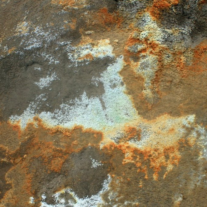 Skemmtilegar útfellingar á steinum í Víti í Öskju