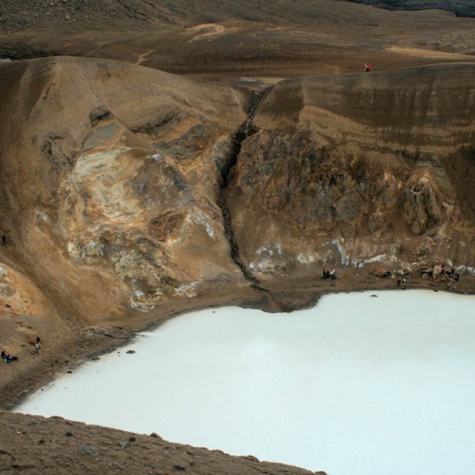 Horft niður í Víti af vesturbarmi gígsins