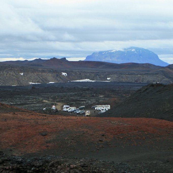 Bílastæðið í Öskjuopi. Herðubreið í baksýn