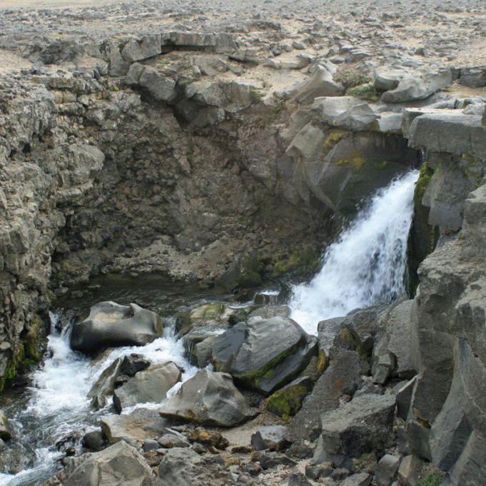 Foss í ánni úr Drekagili suðaustan skálasvæðisins