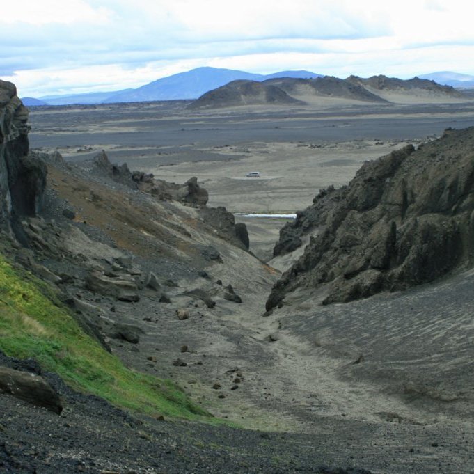 Horft austur úr Nautagili í Dyngjufjöllum. Upptyppingar í baksýn