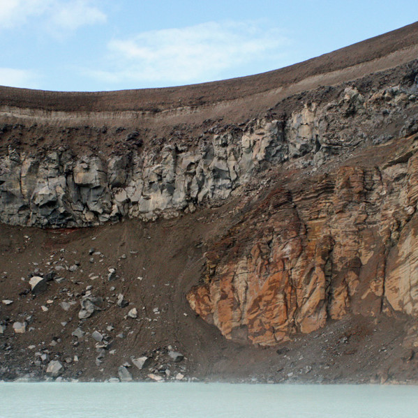 Í Víti í Öskju: Veggur gígsins er lagskiptur.
