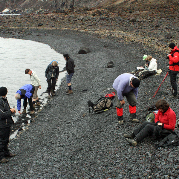 Áning á bakka Öskjuvatns milli Vítis og Bátshrauns.