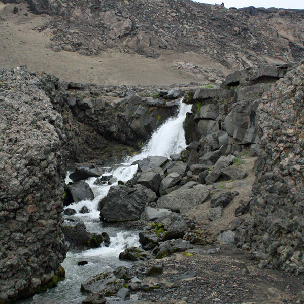 Snotur foss í ánni úr Drekagili, skammt sunnan Dreka.