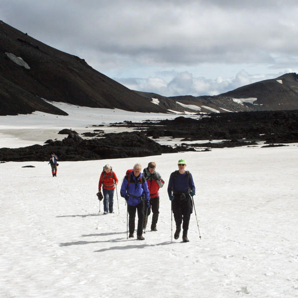 Á leið vestur Öskjuna, á snjó milli hrauns og hlíða, í átt að Jónsskarði.