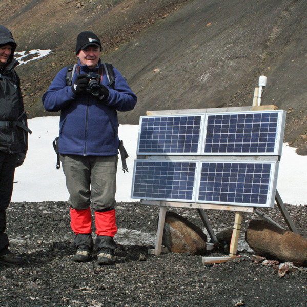 Sólsellur við mælitæki jarðvísindamanna nyrst í Öskju.