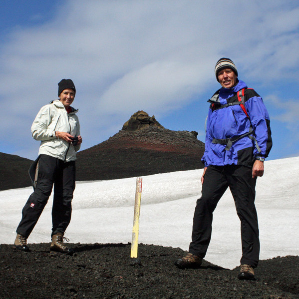 Sunnan í Jónsskarði: Vegklettur fyrir miðri mynd.