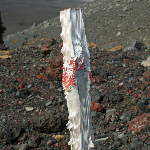 Mjög veðruð stika í efra þrepinu norðvestan á Dyngjufjöllum.