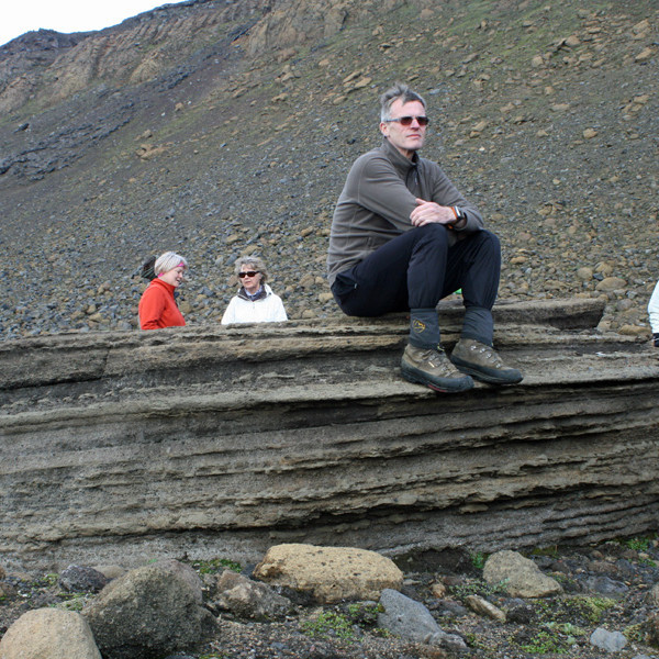 Lagskipt móbergshella undir efra þrepinu norðvestan á Dyngjufjöllum.