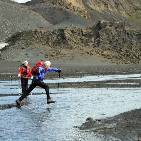 Stokkið yfir grunna á norðvestan á Dyngjufjöllum.