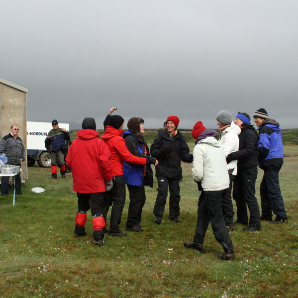 Brugðið á leik á flötinni hjá skúrunum á Stóruflesju.