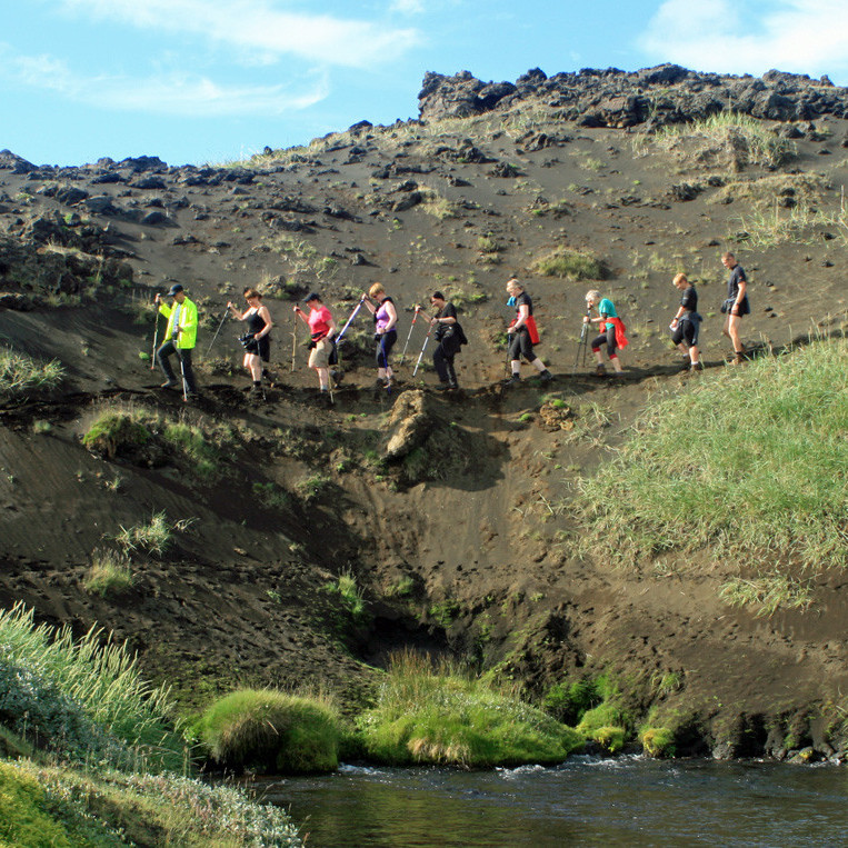 Gengið fyrir upptök Bæjarlækjar í Suðurárbotnum á leið úr Hrauntungu.
