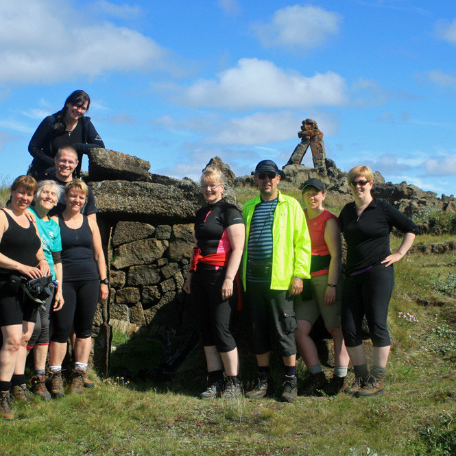 Við rústina af Botnakofa í Suðurárbotnum.