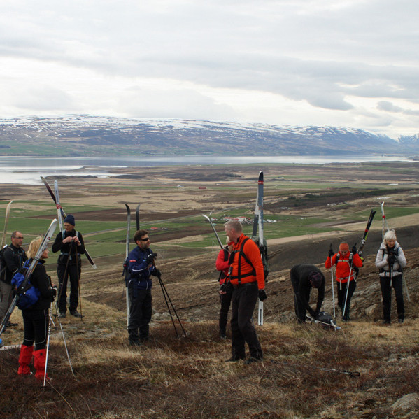 Á leið upp með Reistará með skíðin á bakinu.