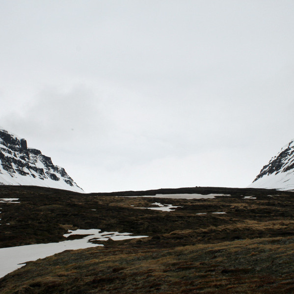 Horft upp í Reistarárskarð úr brekkunum neðan skarðsins.