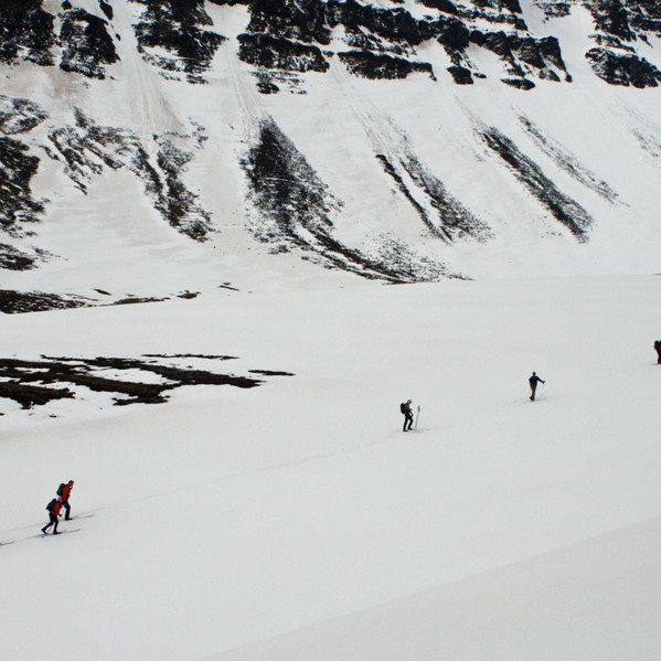 Hluti hópsins á leið upp Reistarárskarð.