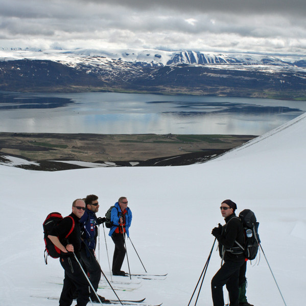 Horft úr Reistarárskarði austur yfir spegilsléttan Eyjafjörð.