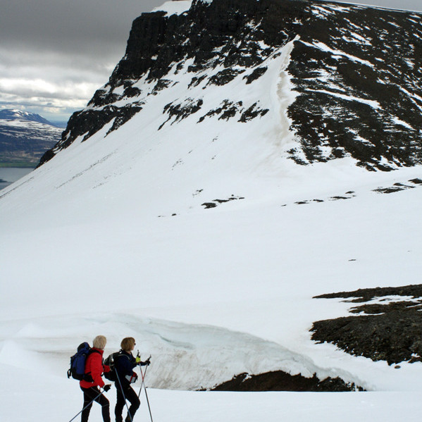 Fjallið sunnan Reistarárskarðs er veggbratt.