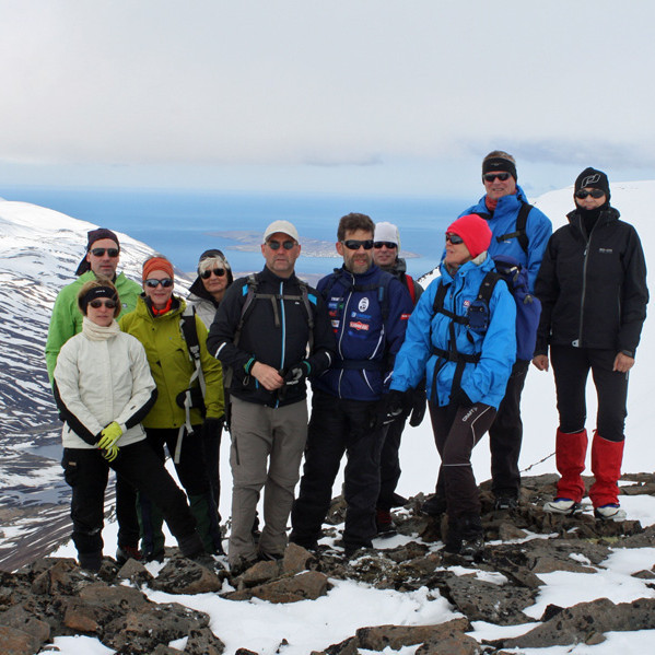 Hópur FFA á brún Þorvaldsdals. Hrísey í baksýn.