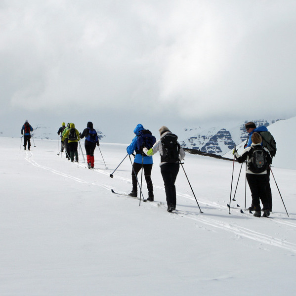 Gengið suður Flár frá brún Þorvaldsdals.