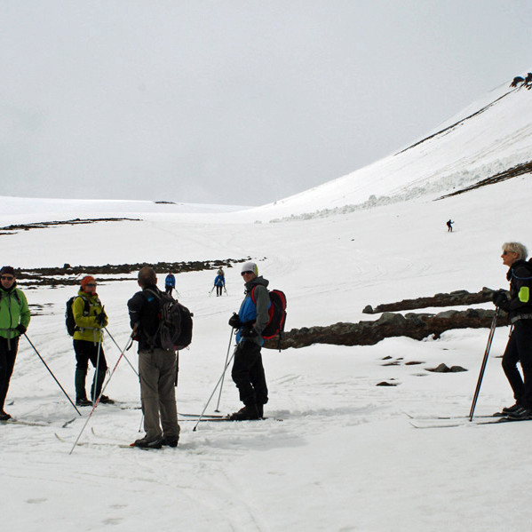 Í Reistarárskarði á heimleið. Nýlegt snjóflóð t.h.