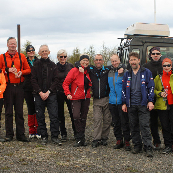 Hress gönguhópur FFA kominn að bílunum í ferðarlok.