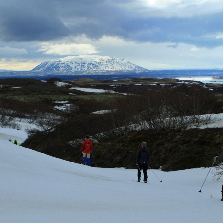 Gott rennsli og samfelldur snjór var niður gilið suðvestur frá Hlíðarfjalli: Sellandafjall í baksýn