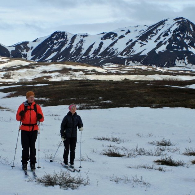 Þegar nálgaðist Reykjahlíðarflugvöll mátti snjórinn ekki minni vera: Hlíðarfjall í baksýn