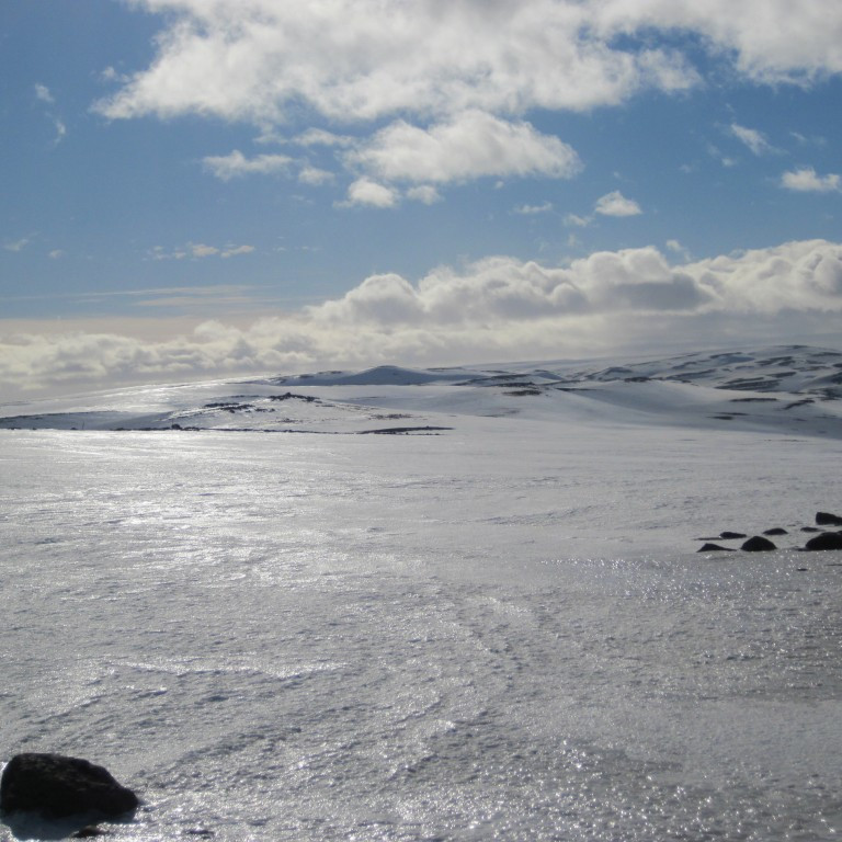 Séð suður Vaðlaheiði ekki mikill snjór en harður