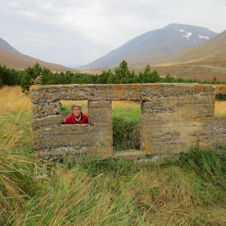 Við bæjarrústirnar á Skuggabjörgum