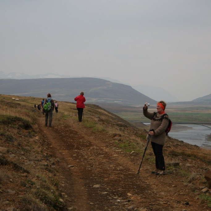 Gengið áleiðis að Laufási