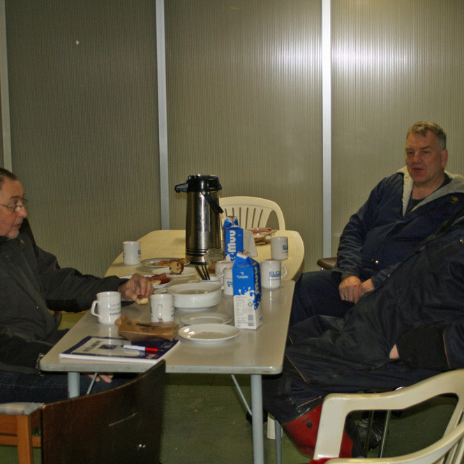 Morgunkaffi Bræðrafellssmiða. Frá v: Hilmar Antonsson, Grímur Laxdal og Garðar Helgason.