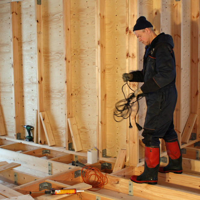 Garðar Helgason að vinna við gólf skálans.