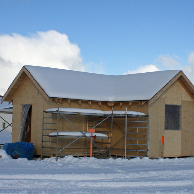 Að morgni 20. feb. 2016: Timburklæðning og tjörupappi komin á þak nýja skálans.