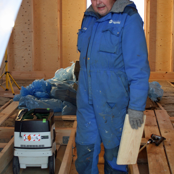 Hilmar að vinna við músanet í forstofu skálans.