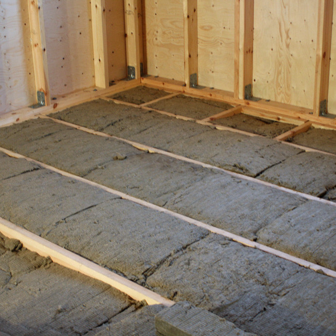 Verkalok þ. 20. feb. 2016: Búið að klæða með steinull í gólf skálans.