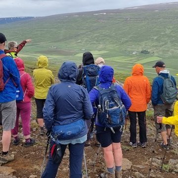 1. ferð: Gengið var upp á Fellið og horft yfir sögusviðið. Erla Sigurðardóttir sagði frá.