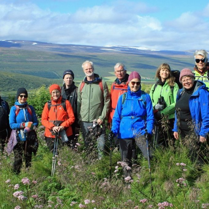 3. ferð: Gönguhópurinn í blómskrúði við tóftina af íbúðarhúsinu í Fossseli.