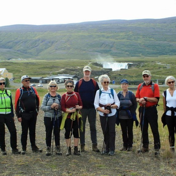 4. ferð: Hópurinn með Goðafoss í baksýn