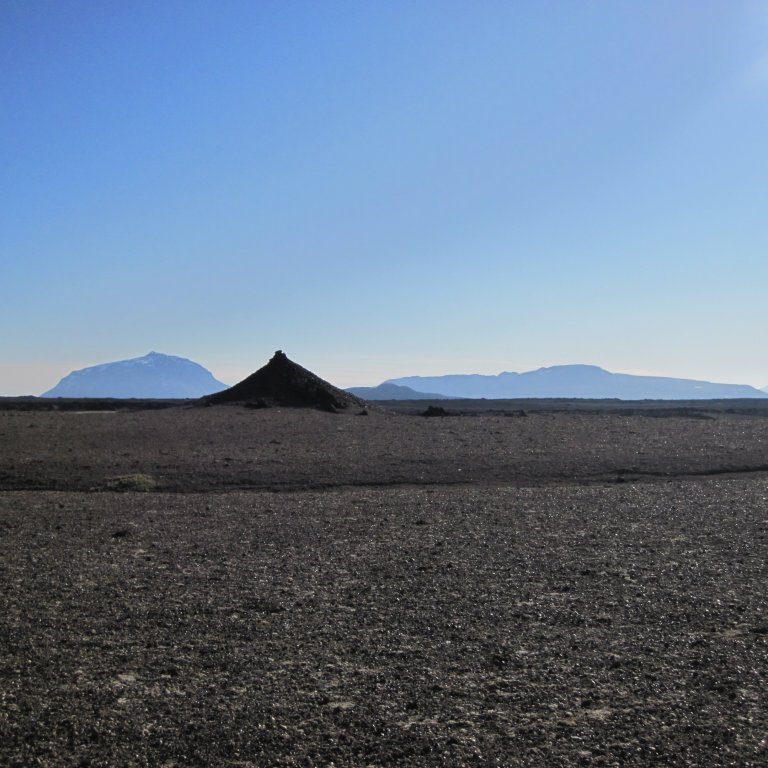 Laugardagur 4. júli runninn upp og það á að reisa hús