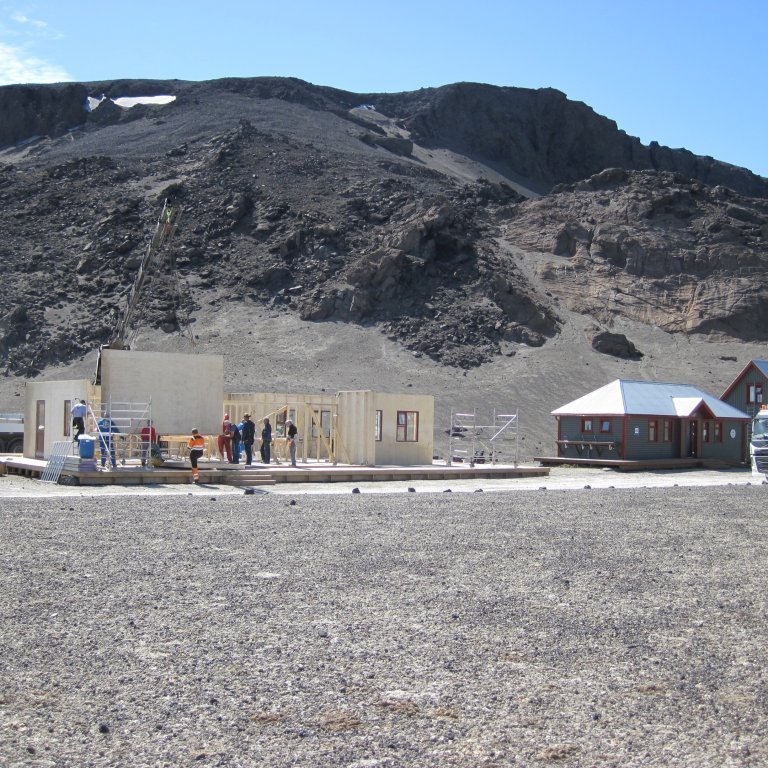 Veðrið lék við smiði